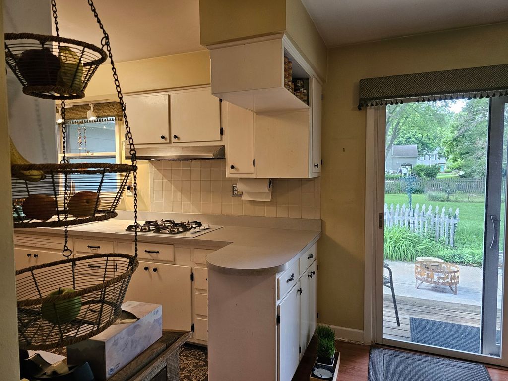Image 12 of property listing at 813 Considine Road, Geneva, IL 60134