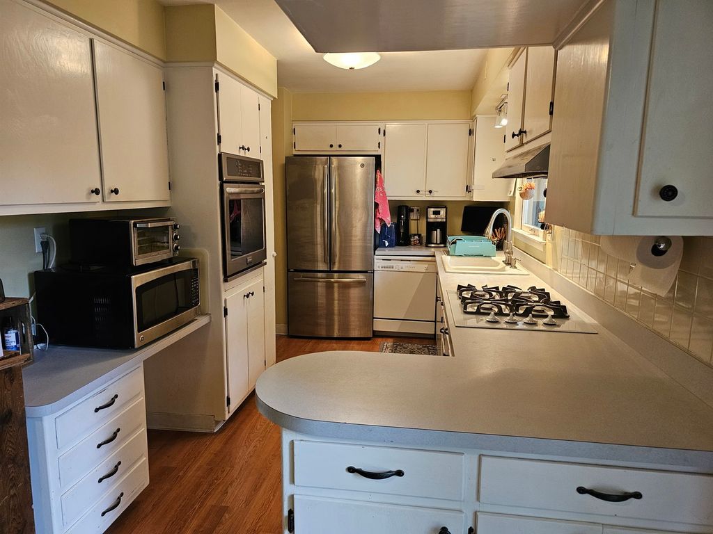 Image 13 of property listing at 813 Considine Road, Geneva, IL 60134