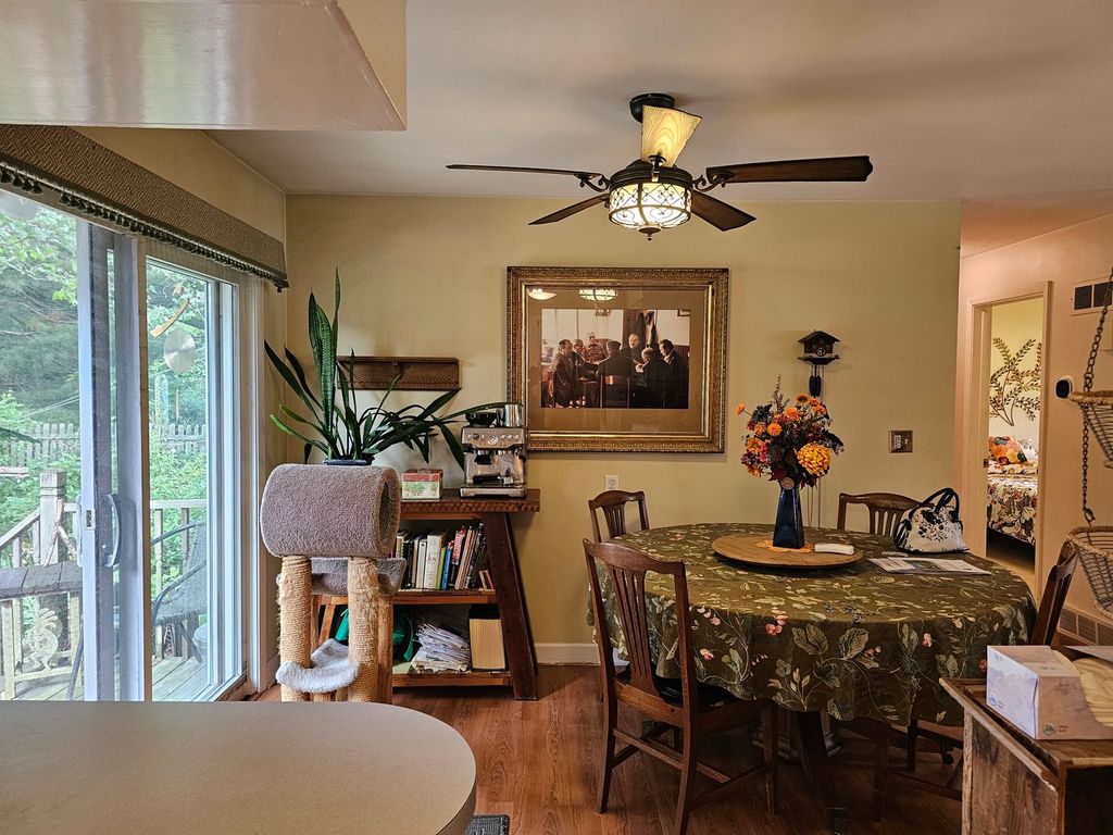 Image 16 of property listing at 813 Considine Road, Geneva, IL 60134
