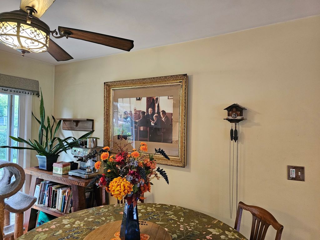 Image 17 of property listing at 813 Considine Road, Geneva, IL 60134