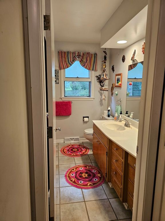 Image 20 of property listing at 813 Considine Road, Geneva, IL 60134