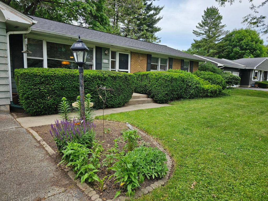 Image 3 of property listing at 813 Considine Road, Geneva, IL 60134