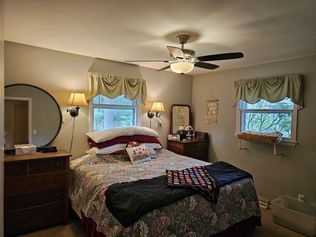 Image 22 of property listing at 813 Considine Road, Geneva, IL 60134