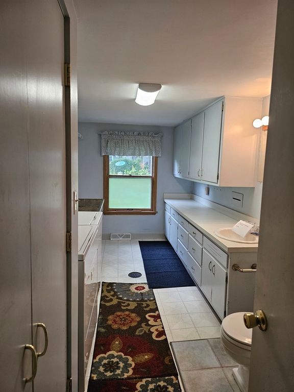 Image 33 of property listing at 813 Considine Road, Geneva, IL 60134