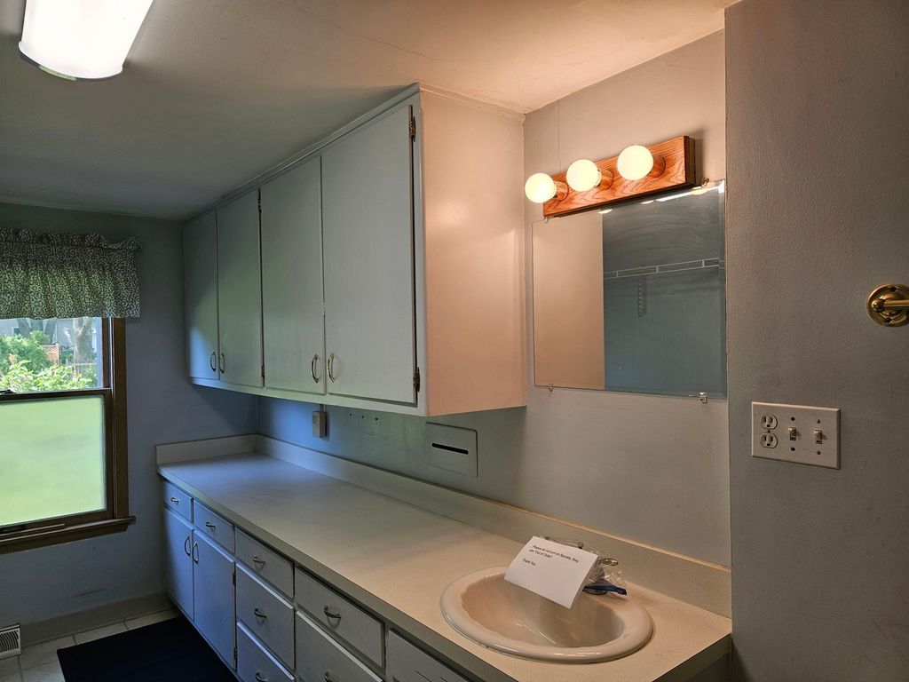 Image 35 of property listing at 813 Considine Road, Geneva, IL 60134