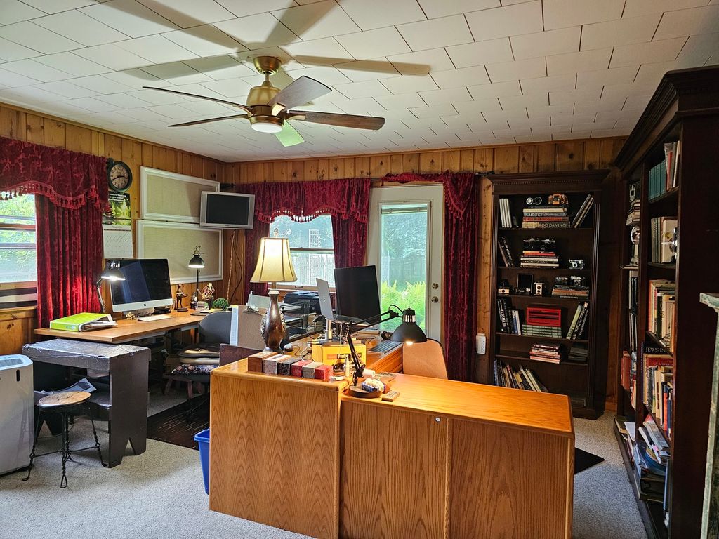 Image 37 of property listing at 813 Considine Road, Geneva, IL 60134