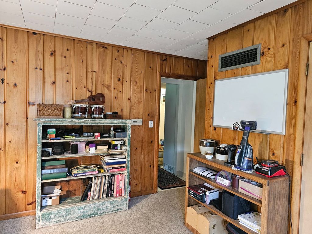 Image 40 of property listing at 813 Considine Road, Geneva, IL 60134