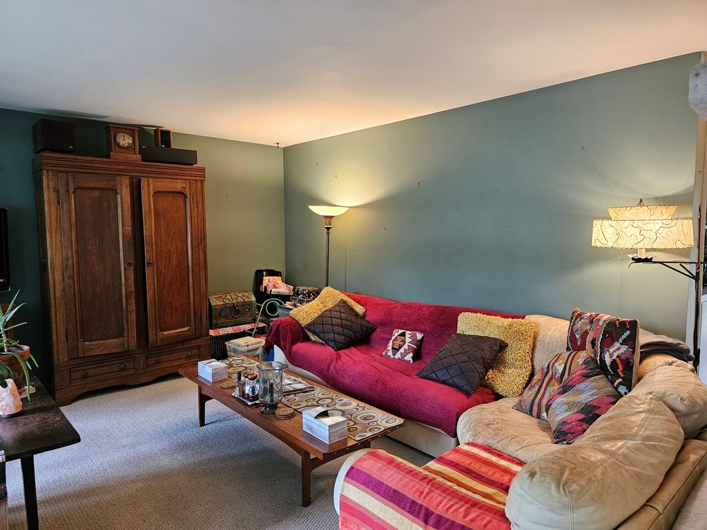 Image 5 of property listing at 813 Considine Road, Geneva, IL 60134