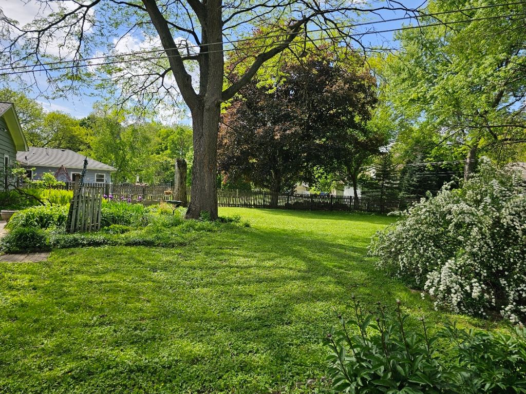 Image 47 of property listing at 813 Considine Road, Geneva, IL 60134