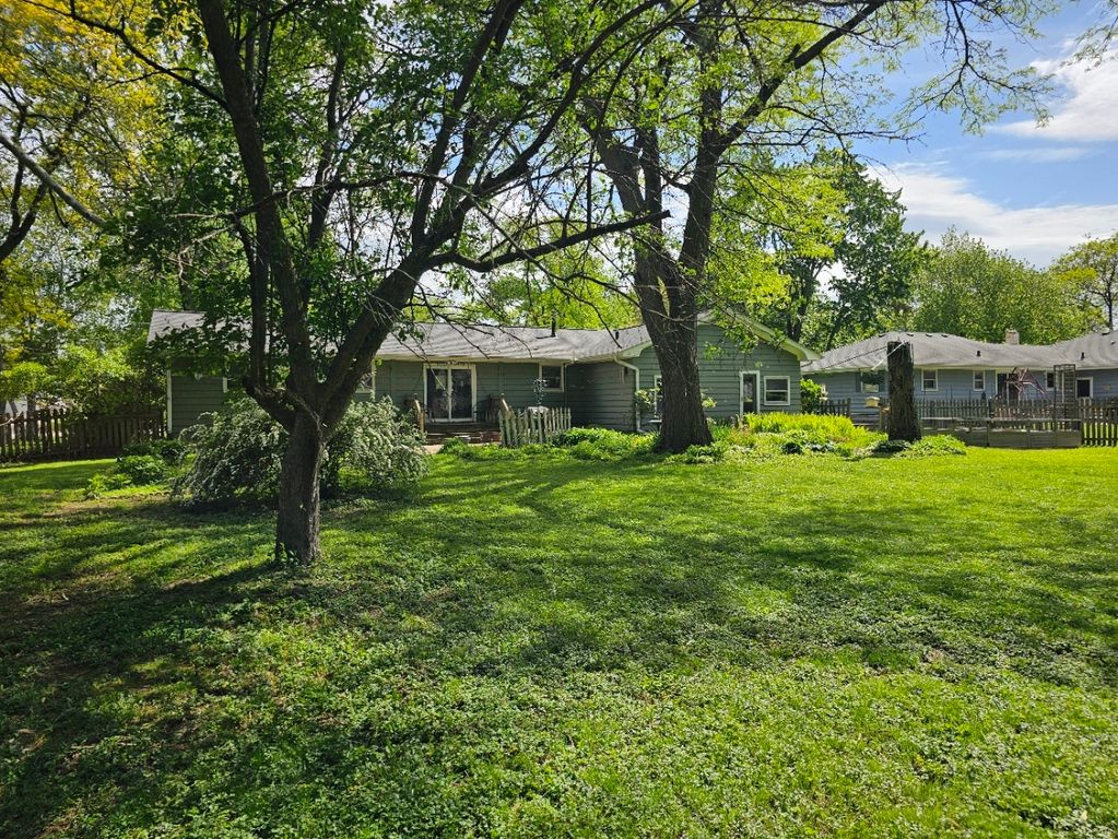 Image 49 of property listing at 813 Considine Road, Geneva, IL 60134