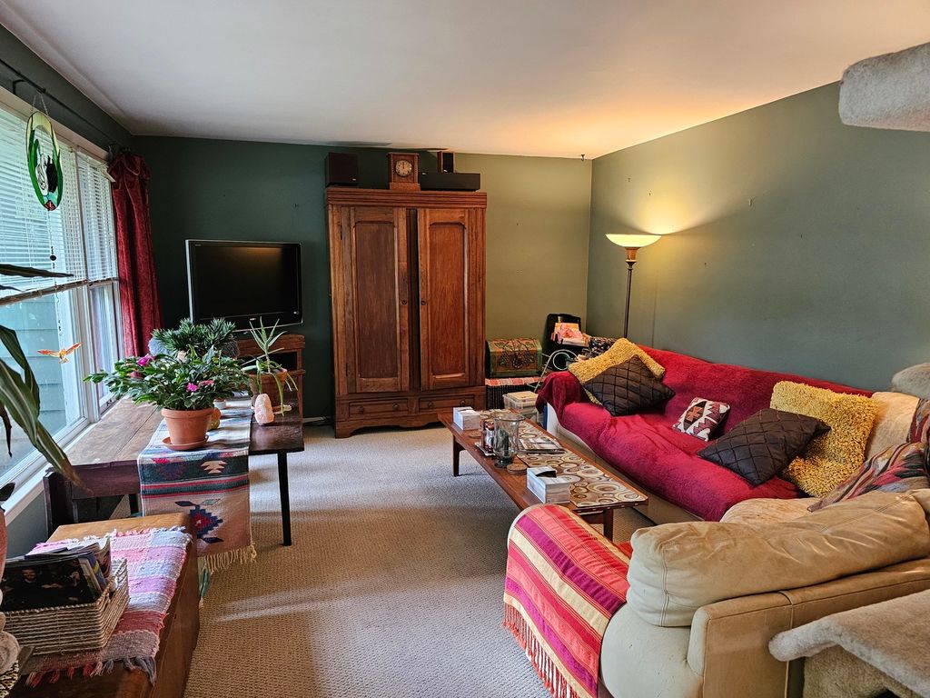 Image 6 of property listing at 813 Considine Road, Geneva, IL 60134