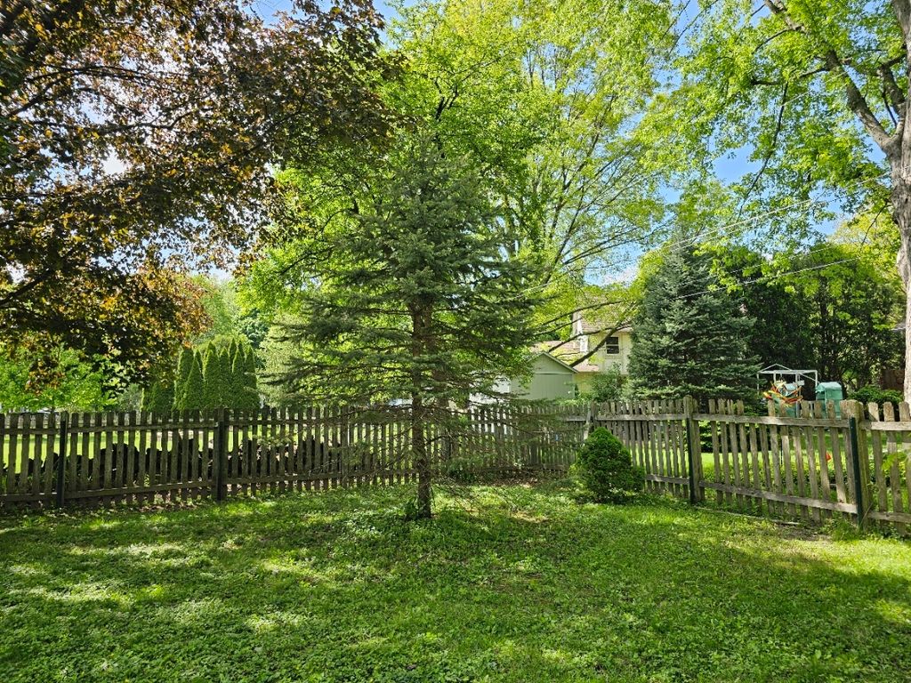 Image 51 of property listing at 813 Considine Road, Geneva, IL 60134