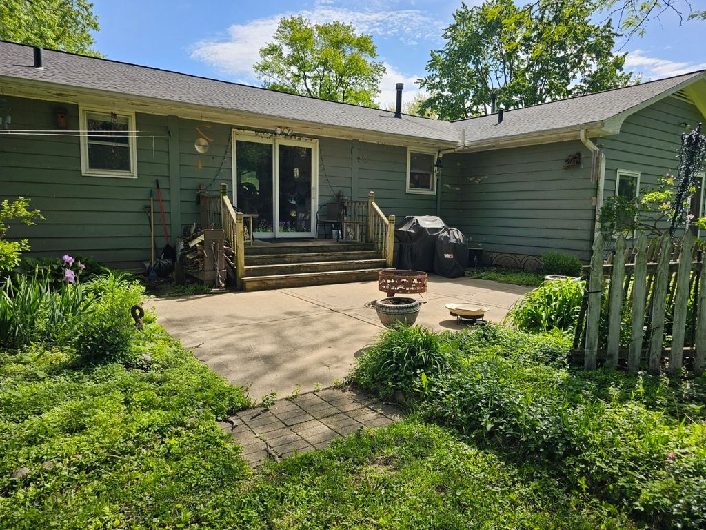 Image 56 of property listing at 813 Considine Road, Geneva, IL 60134