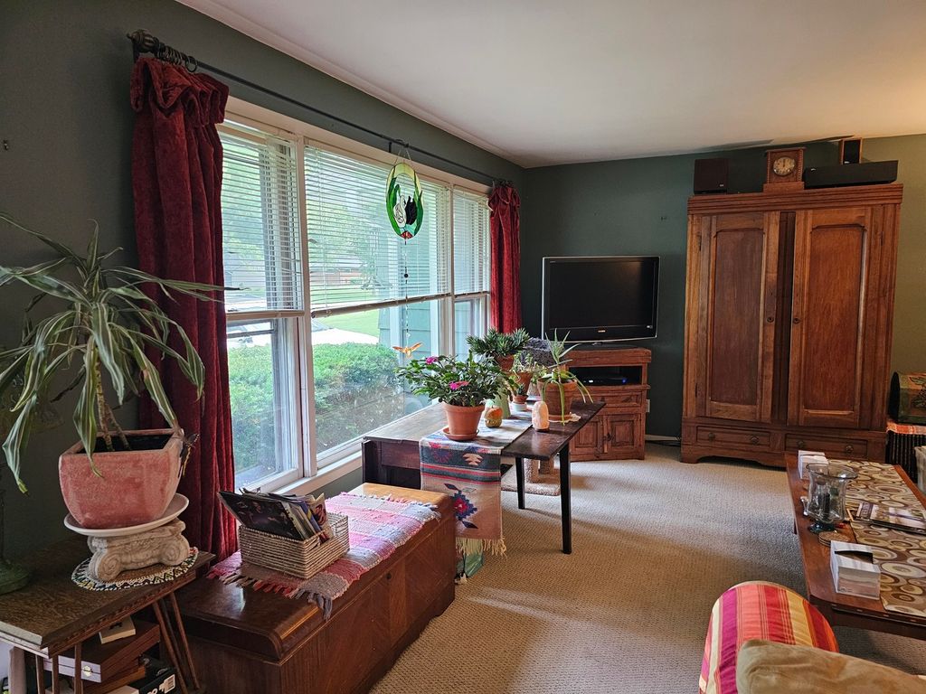 Image 7 of property listing at 813 Considine Road, Geneva, IL 60134