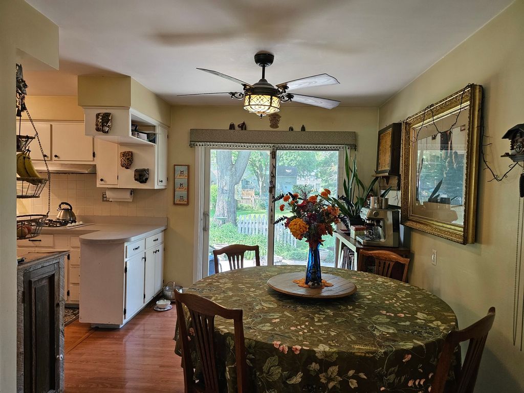 Image 10 of property listing at 813 Considine Road, Geneva, IL 60134