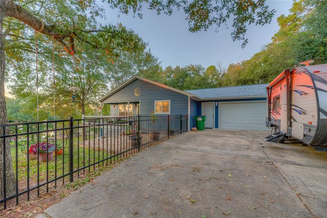 445 Loop Drive, Livingston, TX 77351