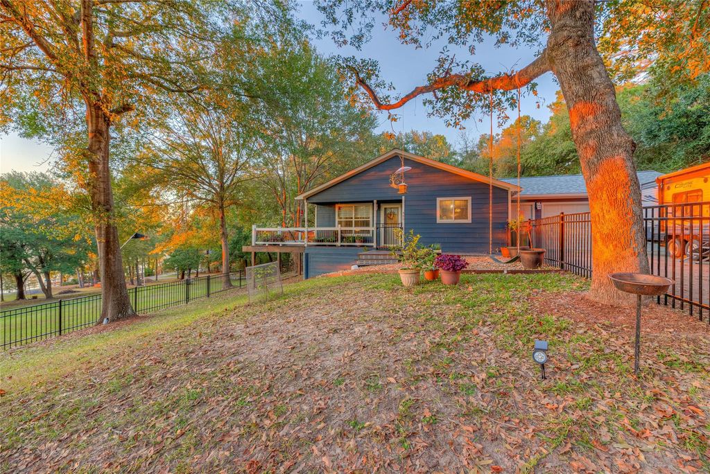 445 Loop Drive, Livingston, TX 77351