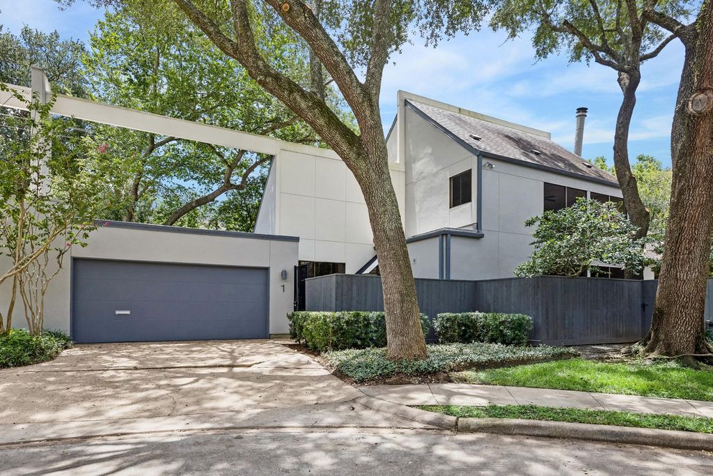 Image 1 of property listing at 1 Boulevard Green, Bellaire, TX 77401