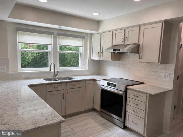 46573 HAMPSHIRE STATION DR, Sterling, VA 20165