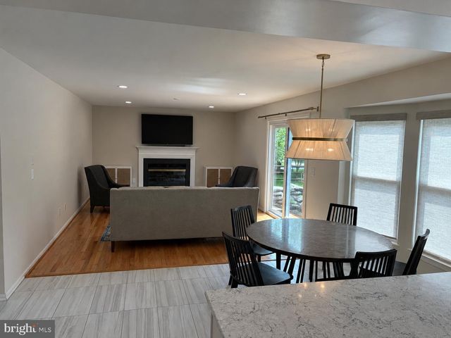 46573 HAMPSHIRE STATION DR, Sterling, VA 20165