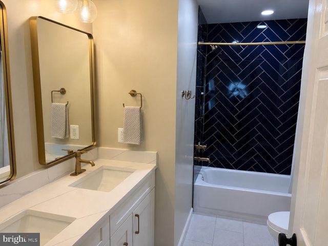 46573 HAMPSHIRE STATION DR, Sterling, VA 20165