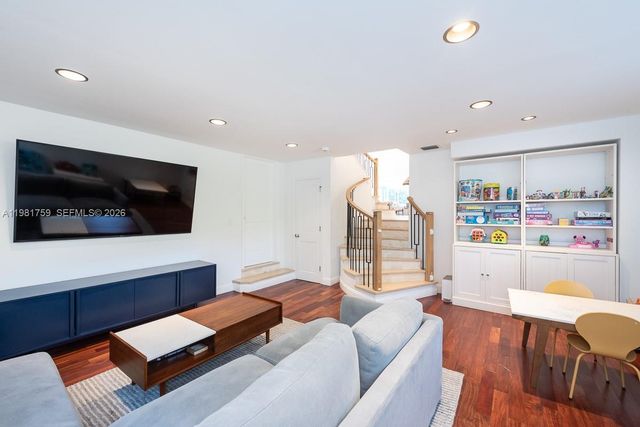 717 Benevento Ave, Coral Gables, FL 33146