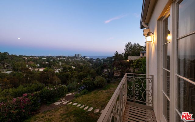 528 Chautauqua Boulevard, Los Angeles, CA 90272