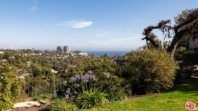 528 Chautauqua Boulevard, Los Angeles, CA 90272