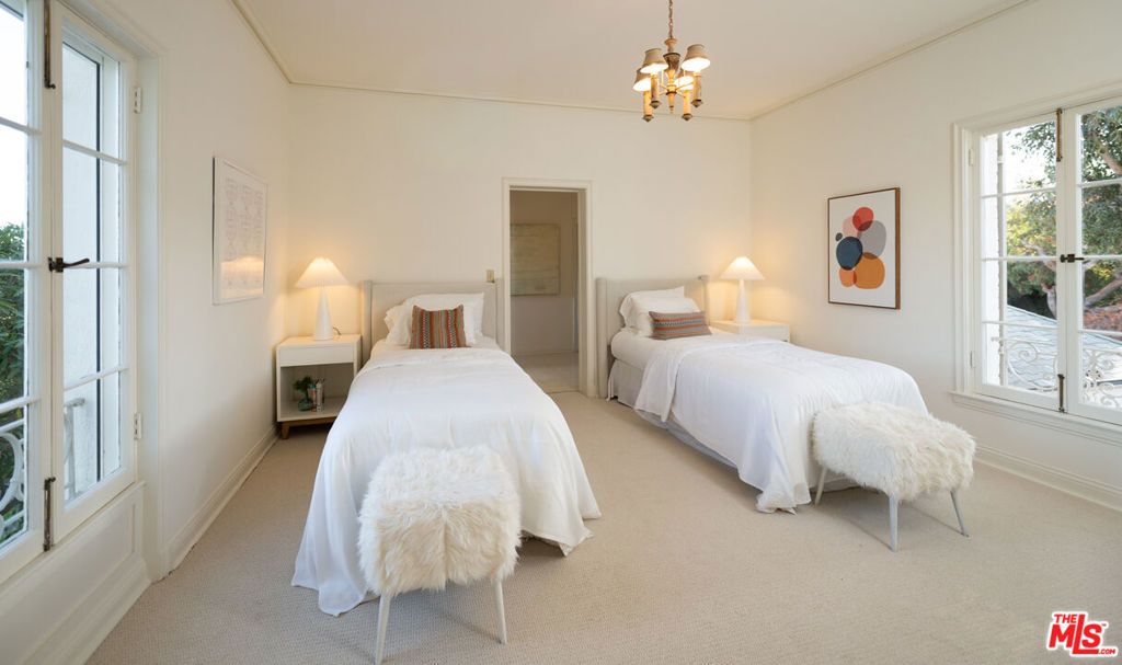 Image 12 of property listing at 528 Chautauqua Boulevard, Los Angeles, CA 90272