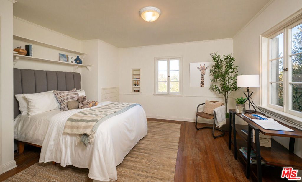 Image 13 of property listing at 528 Chautauqua Boulevard, Los Angeles, CA 90272