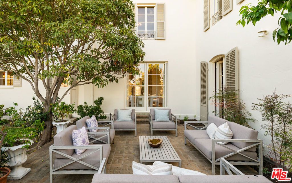Image 17 of property listing at 528 Chautauqua Boulevard, Los Angeles, CA 90272