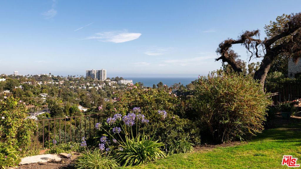 Image 4 of property listing at 528 Chautauqua Boulevard, Los Angeles, CA 90272