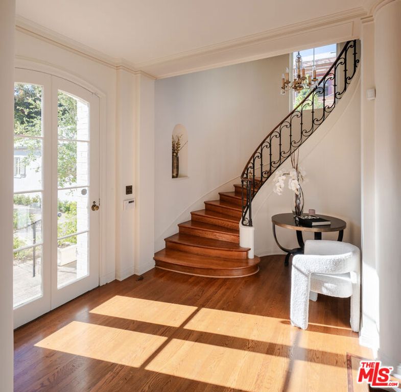 Image 5 of property listing at 528 Chautauqua Boulevard, Los Angeles, CA 90272