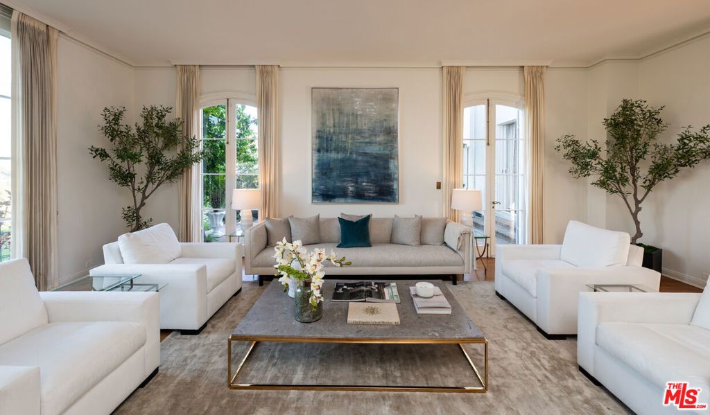 Image 7 of property listing at 528 Chautauqua Boulevard, Los Angeles, CA 90272