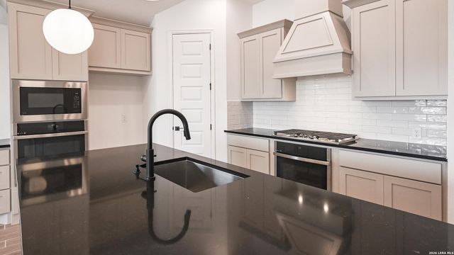421 Hulda Trail, New Braunfels, TX 78130