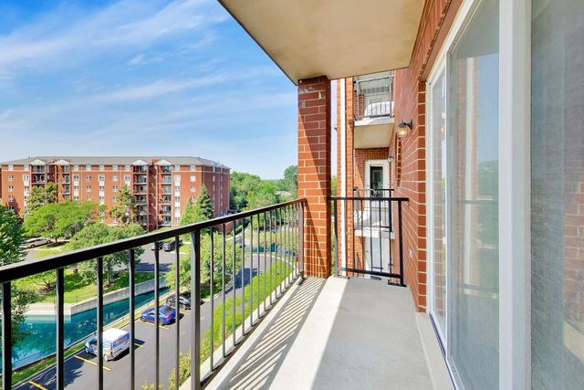 190 N Milwaukee Avenue 607, Wheeling, IL 60090