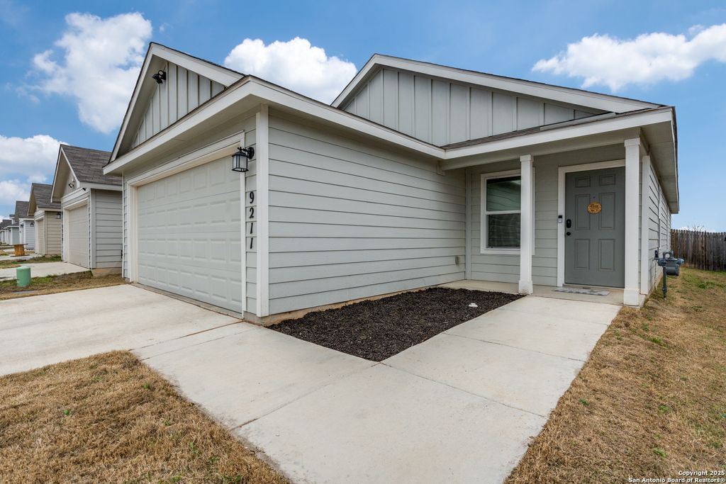 9211 Navarro Vista, Seguin, TX 78155