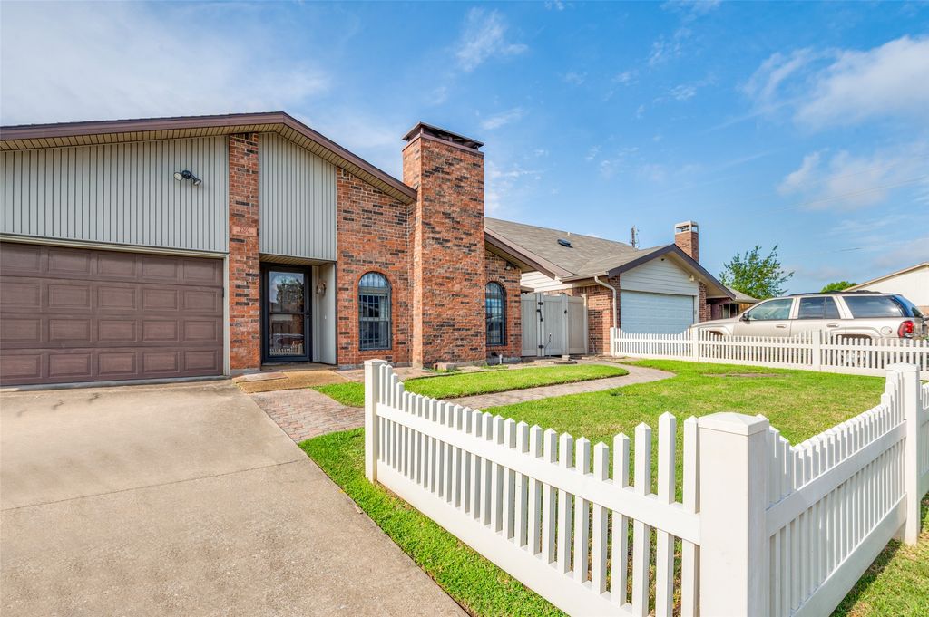 2302 Benbrook Drive, Carrollton, TX 75007