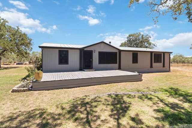 303 County Road 425, Stockdale, TX 78160