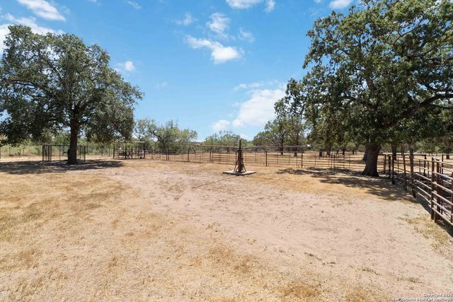 303 County Road 425, Stockdale, TX 78160