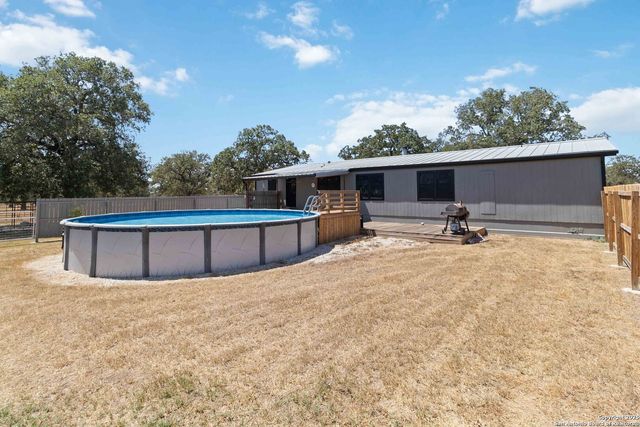 303 County Road 425, Stockdale, TX 78160