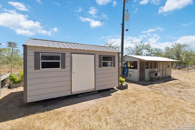 303 County Road 425, Stockdale, TX 78160