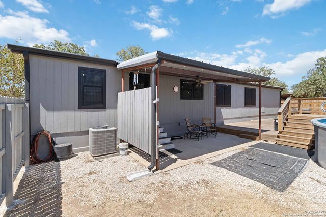 303 County Road 425, Stockdale, TX 78160