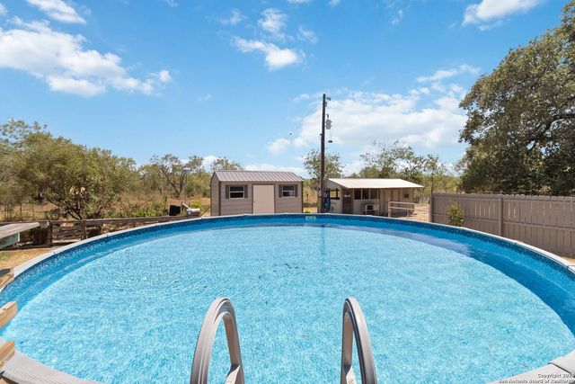 303 County Road 425, Stockdale, TX 78160