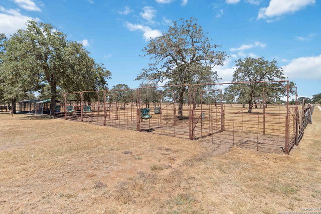 303 County Road 425, Stockdale, TX 78160