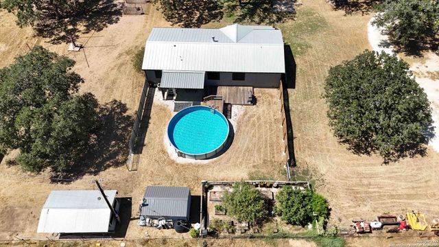 303 County Road 425, Stockdale, TX 78160