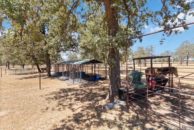 303 County Road 425, Stockdale, TX 78160