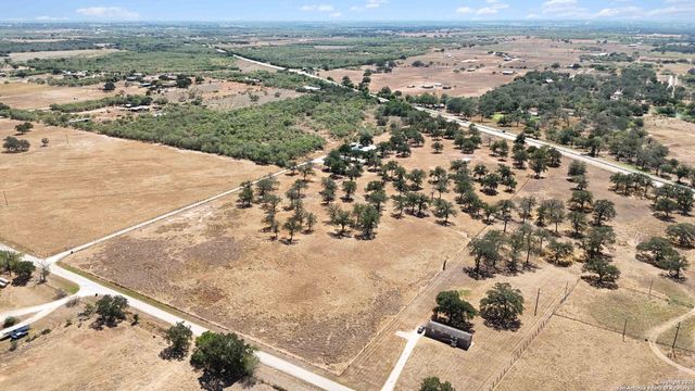 303 County Road 425, Stockdale, TX 78160