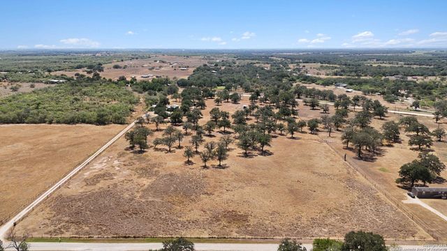 303 County Road 425, Stockdale, TX 78160