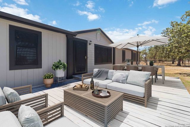 303 County Road 425, Stockdale, TX 78160